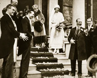 Kuningas George toivottaa hyvästit prinsessa Maudille, prinsessa Royalin tyttärelle, kun tämä lähtee häämatkalleen Lord Carnegien kanssa, 1923